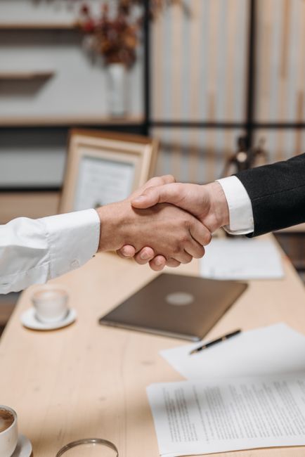Host Agency vs. Independent Travel Advisor: Complete Commission Split & Freedom Analysis